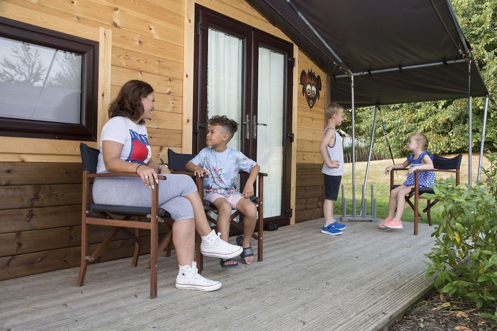 Adventurer's Village Milton Keynes Comfort Mobile Home, 2 Bedrooms 6