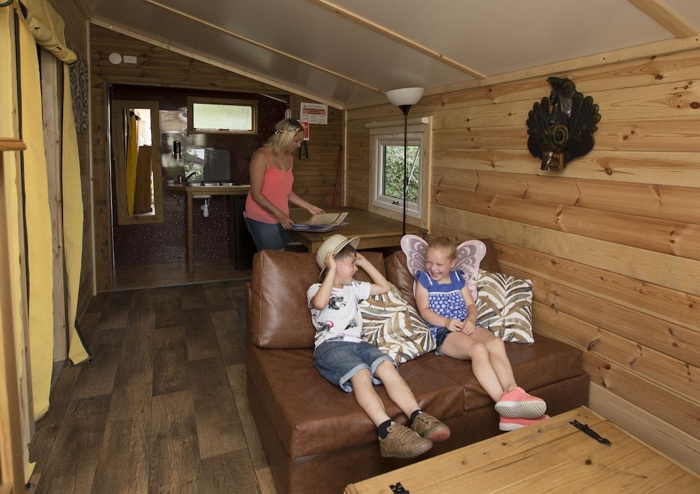 Adventurer's Village Milton Keynes Comfort Mobile Home, 2 Bedrooms 5