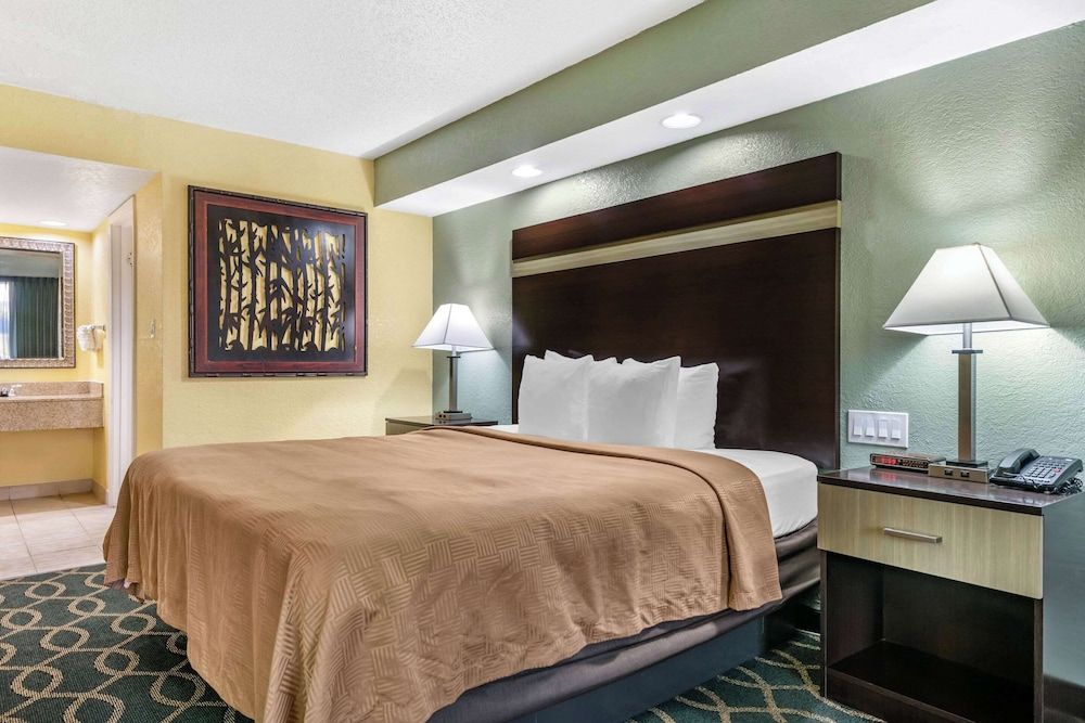undefined Clarion Inn Orlando International Drive - ICON Park 4
