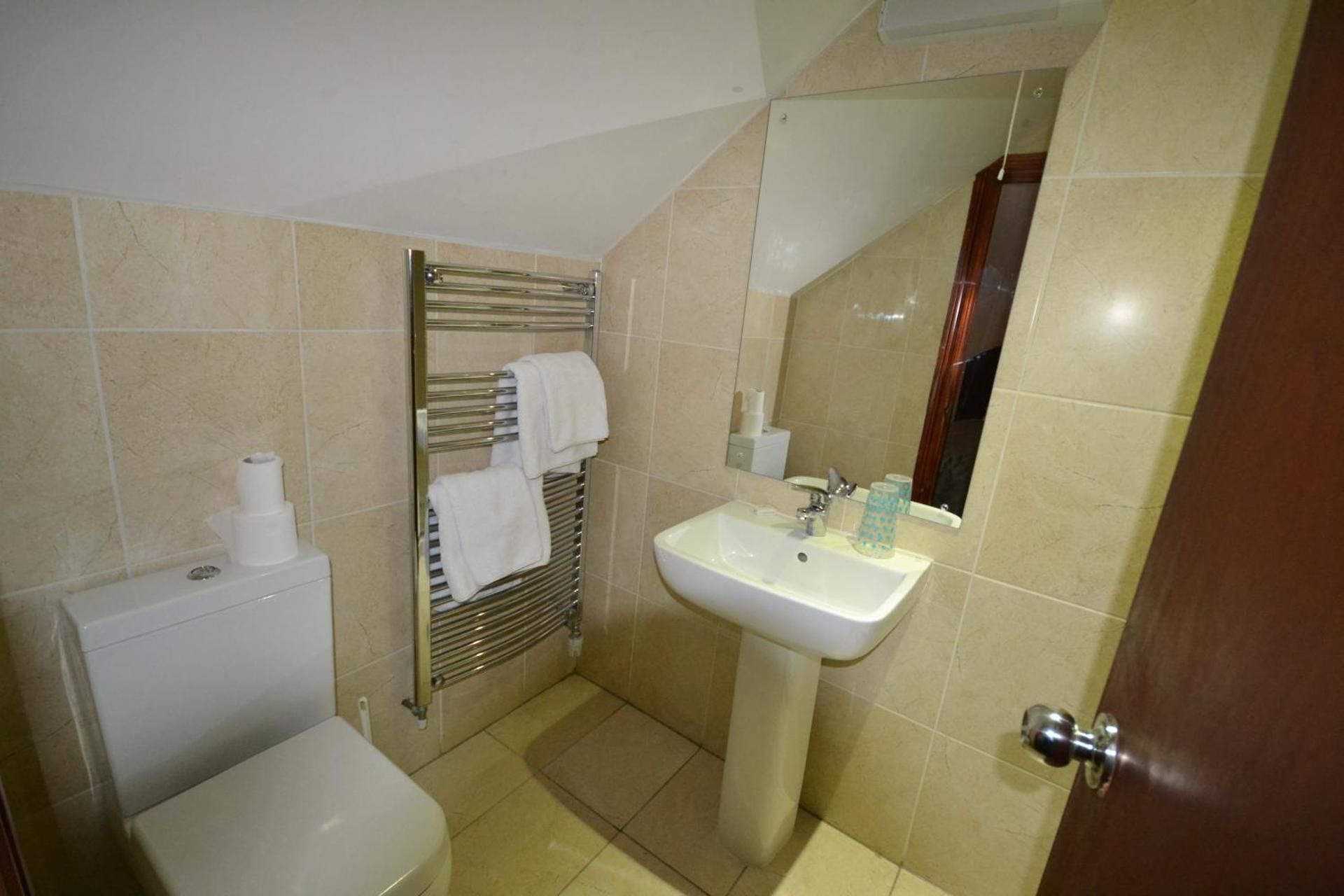 Airport Guest House Twin Room 11