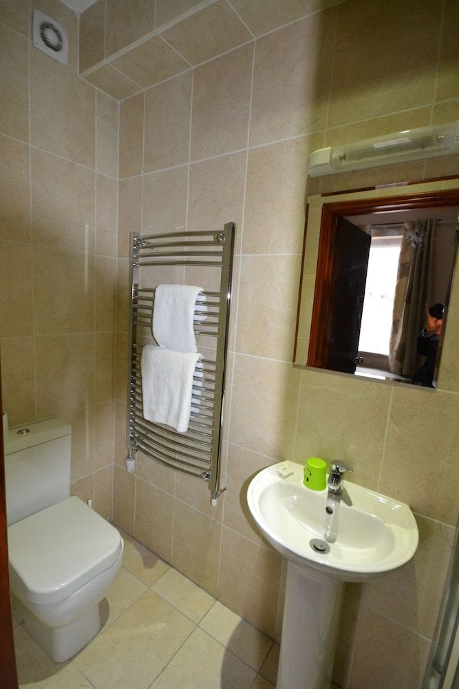 Airport Guest House Twin Room 10