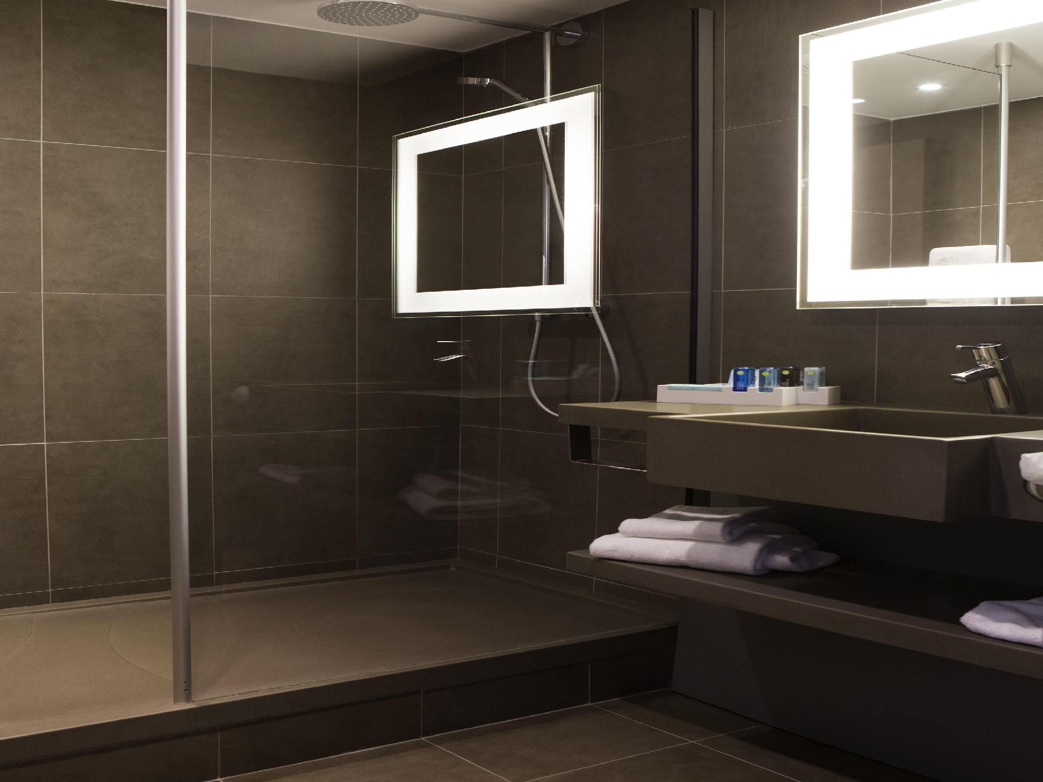 Superior Premium Room with Queen Bed and conve rtible Sofa Bed