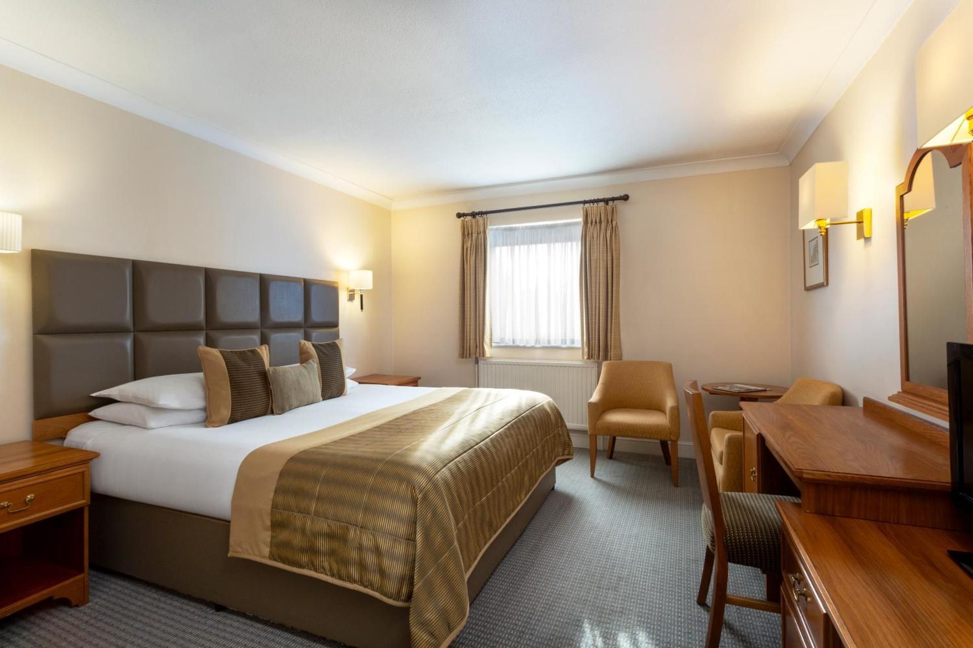 Bridgewood Manor Hotel & Spa                                                                