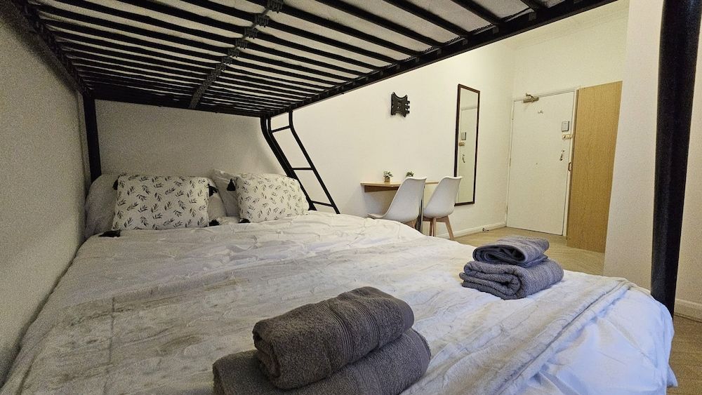 Bros Inn Hotel Deluxe Studio, Multiple Beds 4