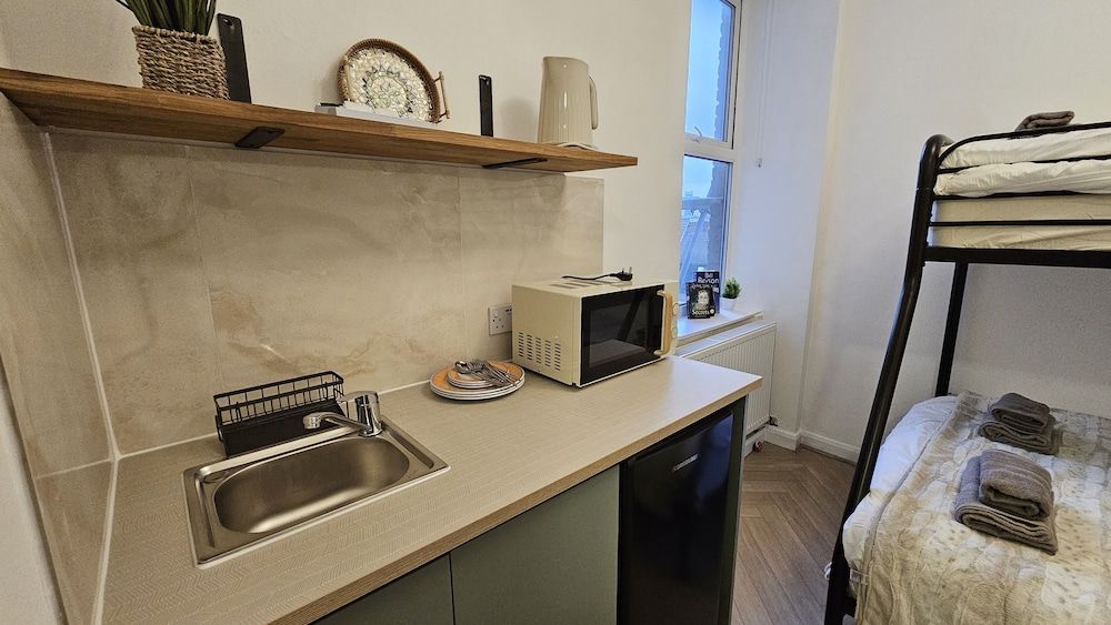 Bros Inn Hotel Deluxe Studio, Multiple Beds 6