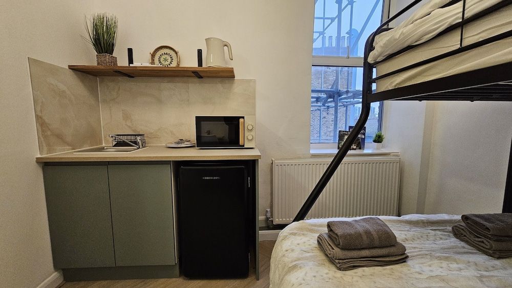 Bros Inn Hotel Deluxe Studio, Multiple Beds 2