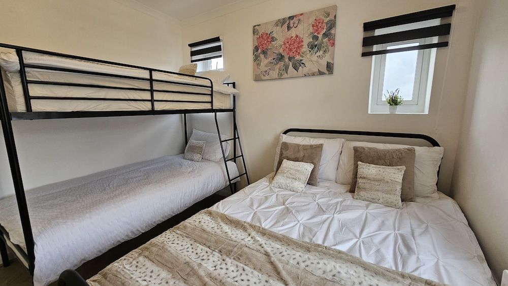 Bros Inn Hotel Deluxe Studio, 2 Double Beds 5