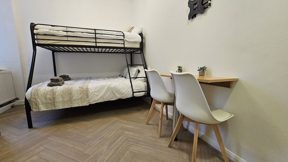 Bros Inn Hotel Deluxe Studio, Multiple Beds 3