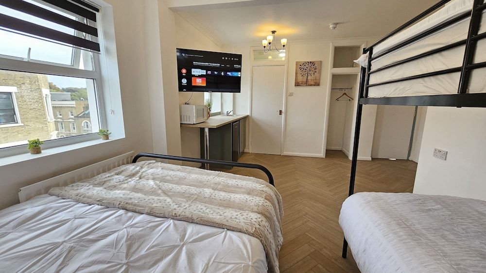 Bros Inn Hotel Deluxe Studio, 2 Double Beds 2