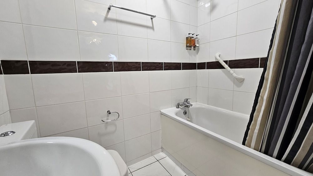 Bros Inn Hotel Deluxe Studio, 2 Double Beds 9