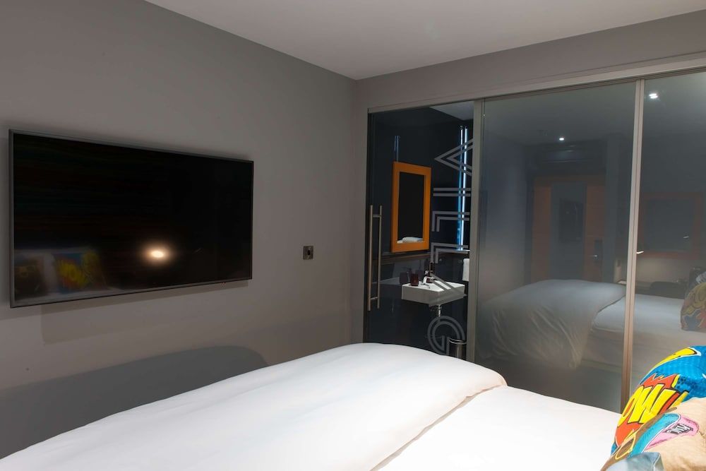 Village Hotel Portsmouth Twin Room, 2 Twin Beds 4