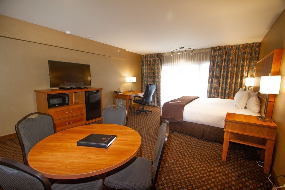 Mirabeau Park Hotel & Convention Center B1 Executive Room, 1 King Bed 5