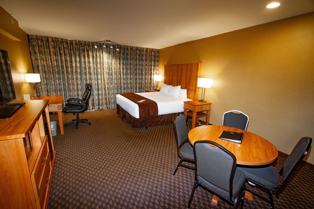 Mirabeau Park Hotel & Convention Center B1 Executive Room, 1 King Bed 6