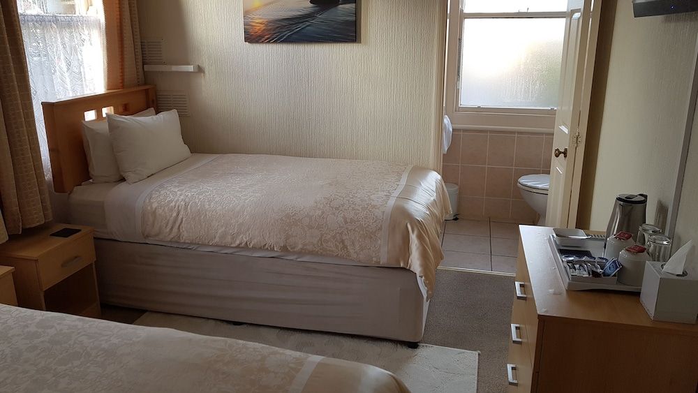 The Wycliffe Guest House Twin Room, Ensuite 2