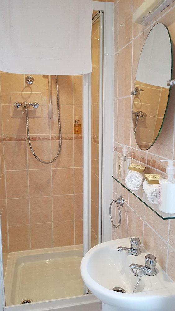 The Wycliffe Guest House Twin Room, Ensuite 4