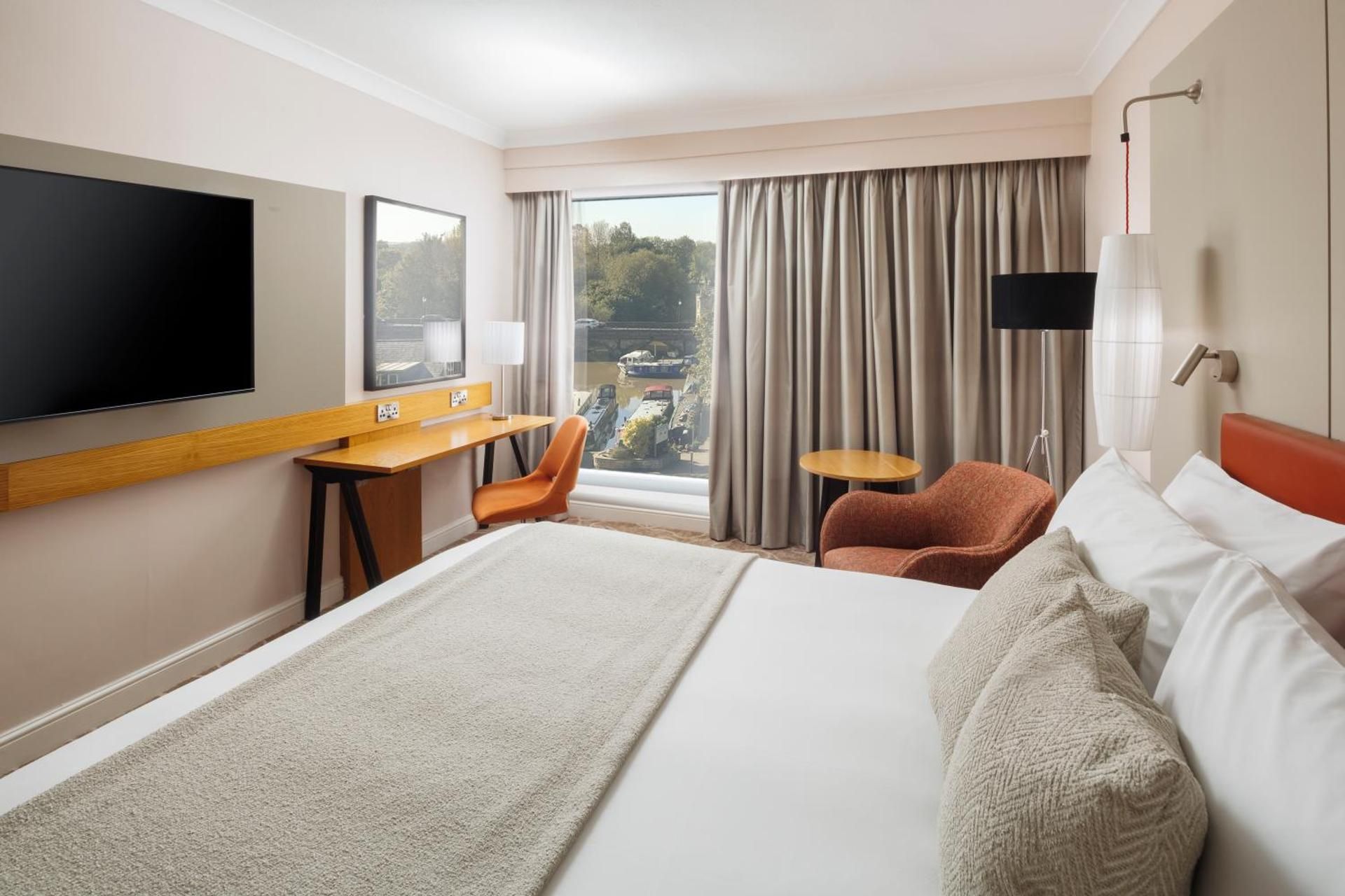 Premium Super KIng Room with Bath - Lounge Access