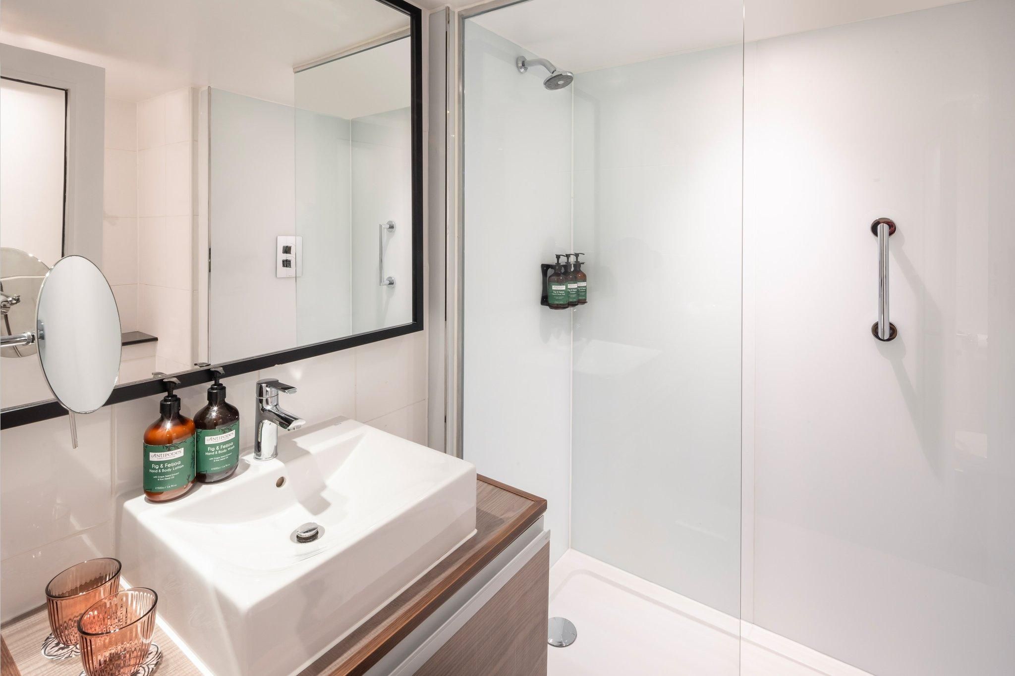 1 Super King 1 Bedroom Suite Lounge Access