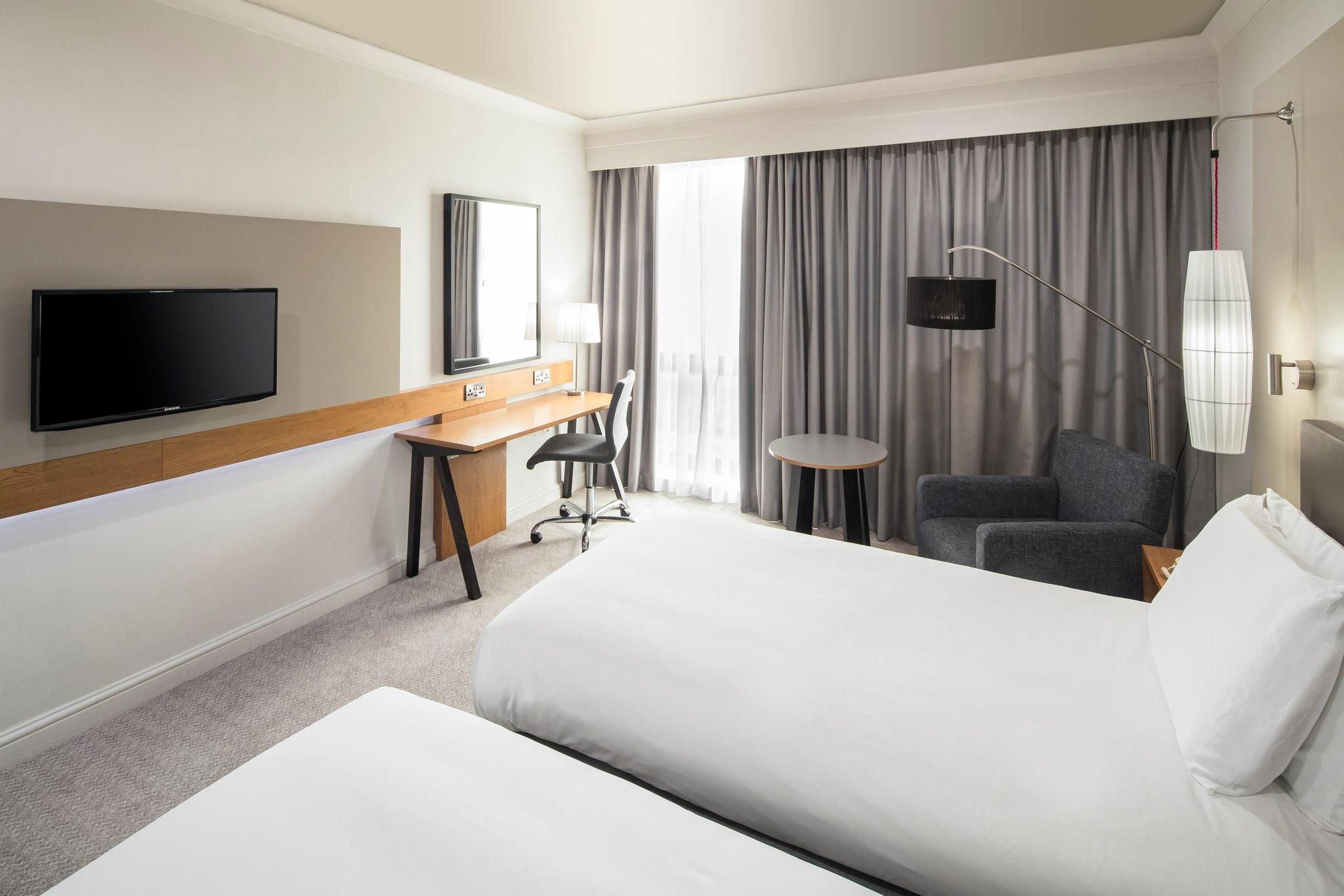 1 Super King Premium Stratford View Lounge Access Bath