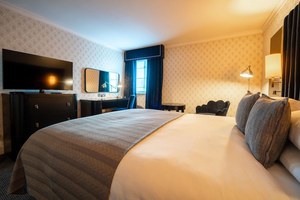 The Winchester Hotel & Spa Club Double Room, 1 King Bed 5