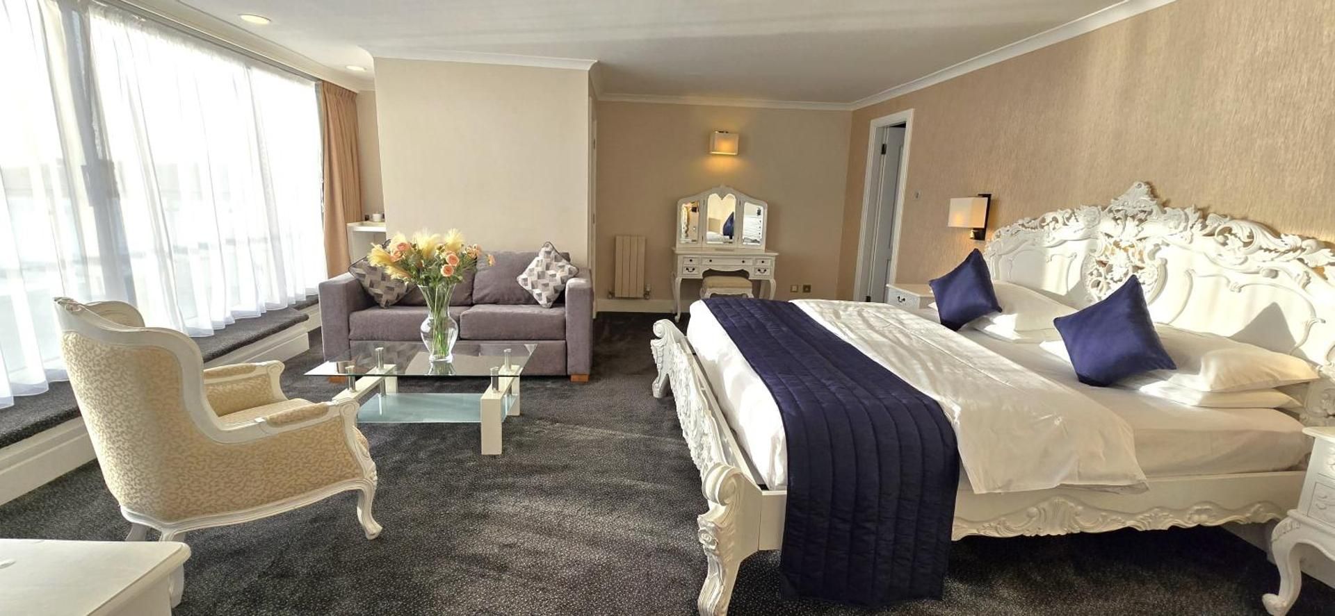 The Empress Hotel Penthouse Suite with Sea View 2