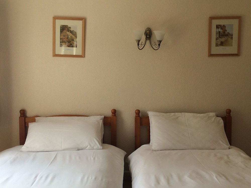 The Rose & Crown Classic Twin Room, Ensuite, Garden View (Room 2) 2