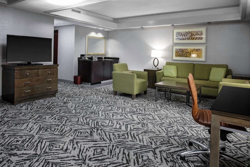 undefined DoubleTree by Hilton Omaha Downtown 2
