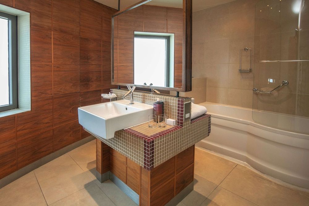 The Crown London Hotel, Cricklewood (Northwest London), WorldHotels Distinctive Suite, 1 King Bed, Non Smoking 3