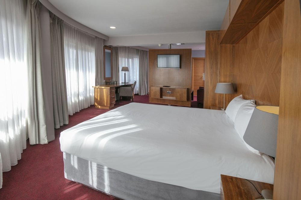 The Crown London Hotel, Cricklewood (Northwest London), WorldHotels Distinctive Suite, 1 King Bed, Non Smoking
