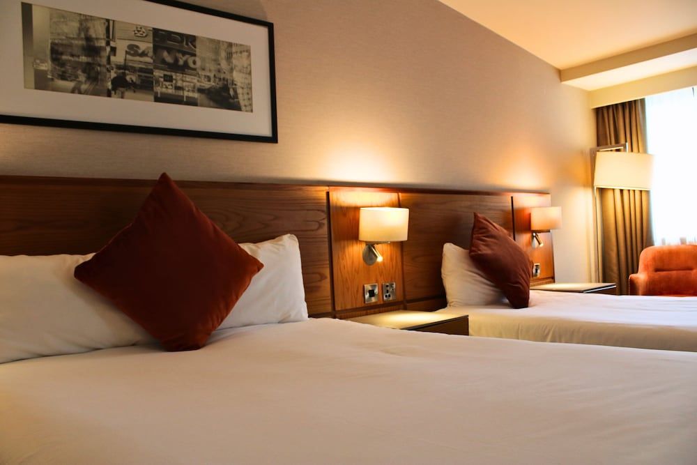 The Crown London Hotel, Cricklewood (Northwest London), WorldHotels Distinctive Standard Room, 2 Twin Beds, Non Smoking 3