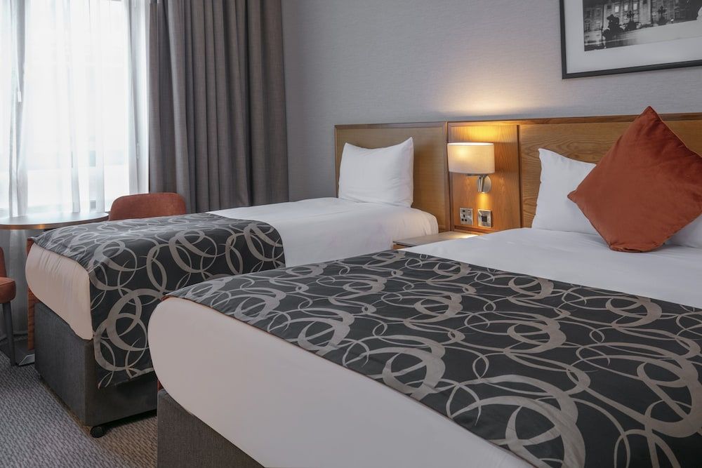 The Crown London Hotel, Cricklewood (Northwest London), WorldHotels Distinctive Standard Room, 2 Twin Beds, Non Smoking