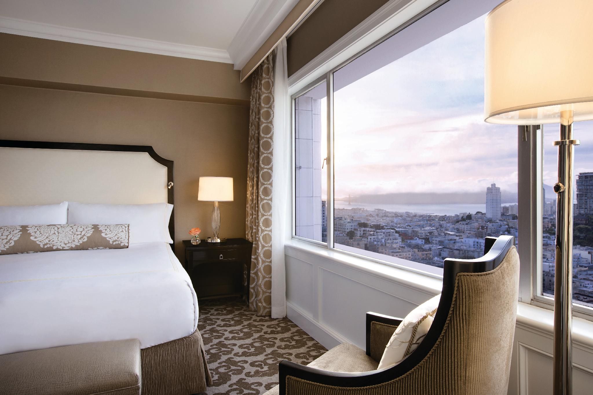 SIGNATURE GOLDEN GATE SUITE 1 King with sofabed , with panorama landmark views - 635 sf, 59 sm