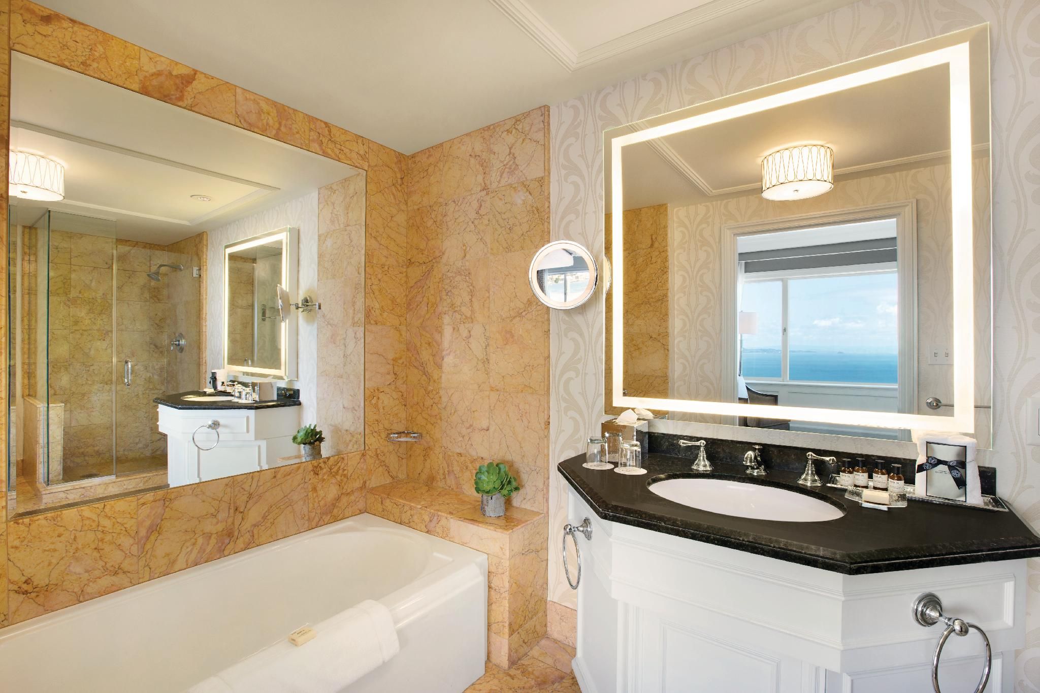 SIGNATURE GOLDEN GATE SUITE 1 King with sofabed , with panorama landmark views - 635 sf, 59 sm