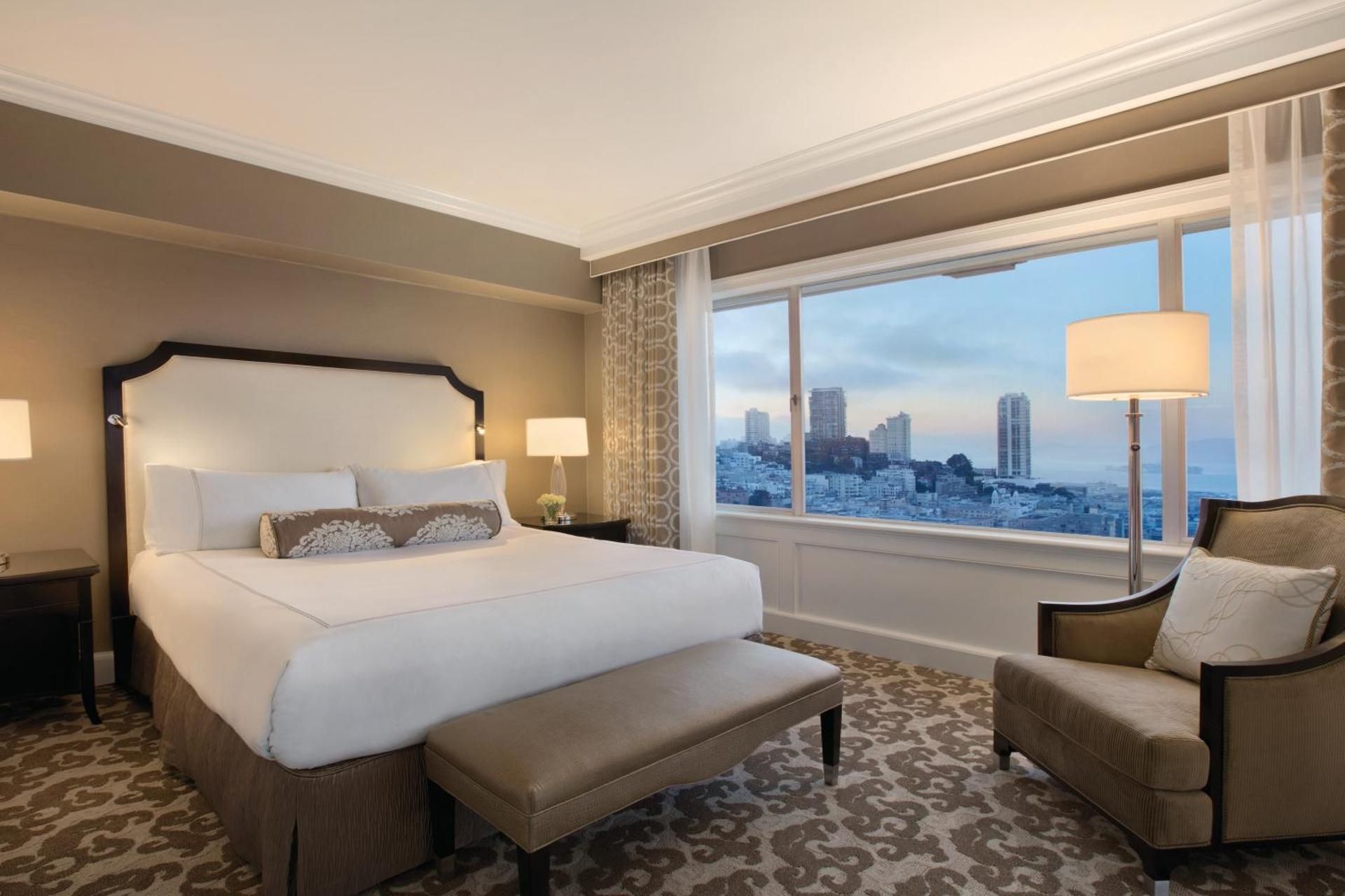 SIGNATURE BAY VIEW 1 King, Landmark views from Floors 2 to 23 - 365 sf, 34 sm