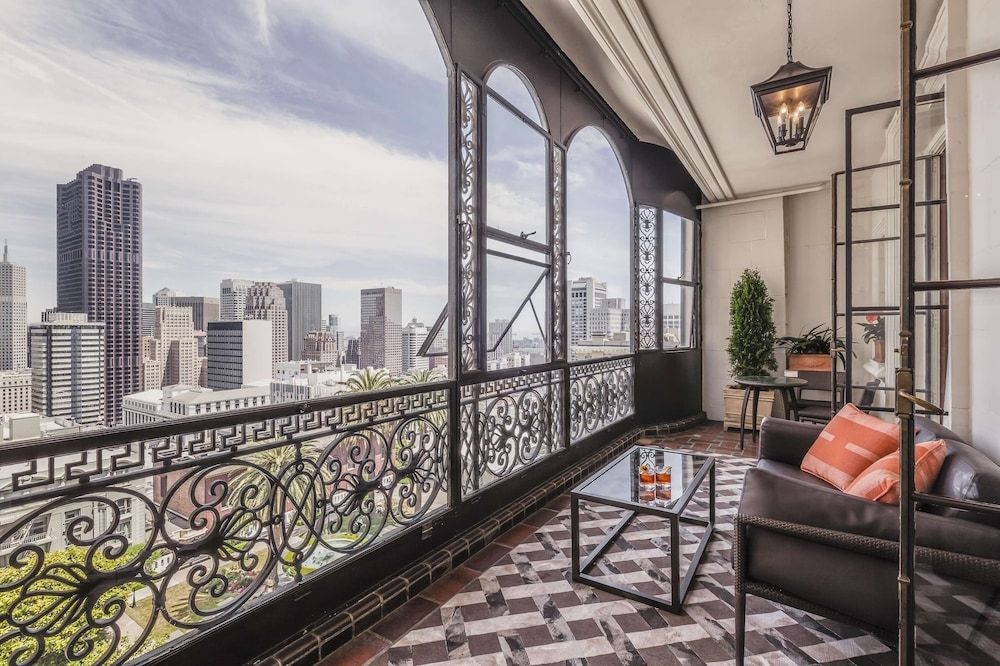 Suite, 1 King Bed, Balcony (Buckingham Legacy)
