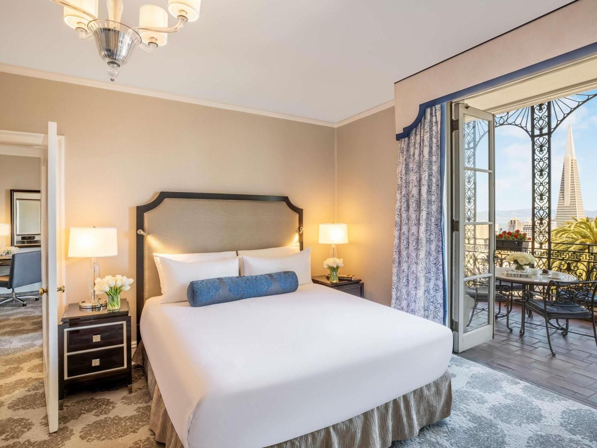ONE BEDROOM SUITE Balcony 1 Queen with sofabed,  Romantic suite atop Nob Hill - 753 sf, 70 sm