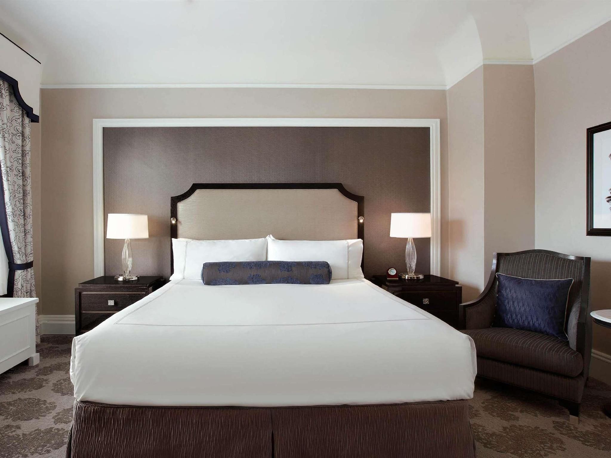 ONE BEDROOM SUITE Corner 1 King with sofabed, Ample space with 2 bathrooms - 871 sf, 81 sm
