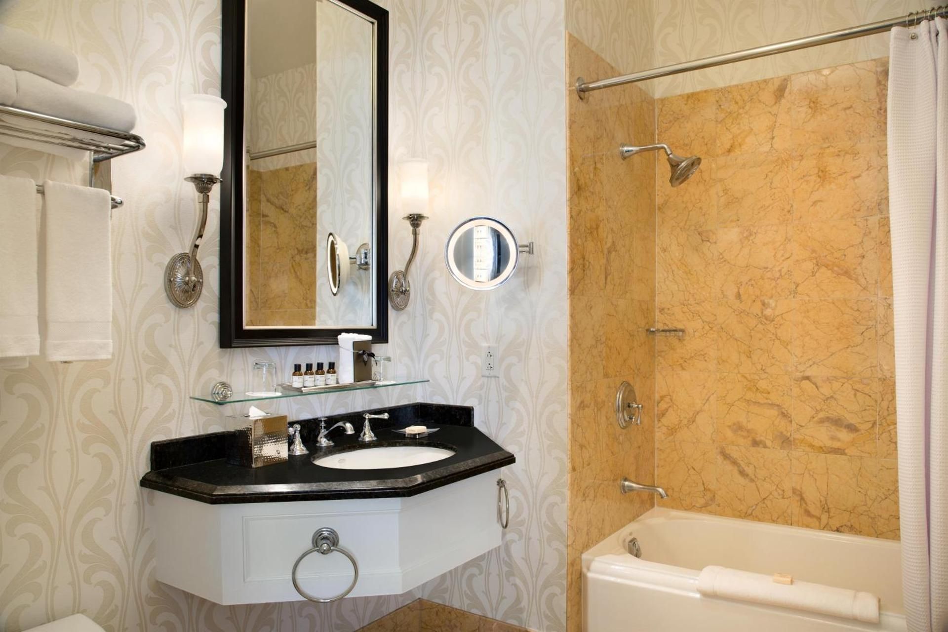 ONE BEDROOM SUITE Balcony 1 Queen with sofabed,  Romantic suite atop Nob Hill - 753 sf, 70 sm