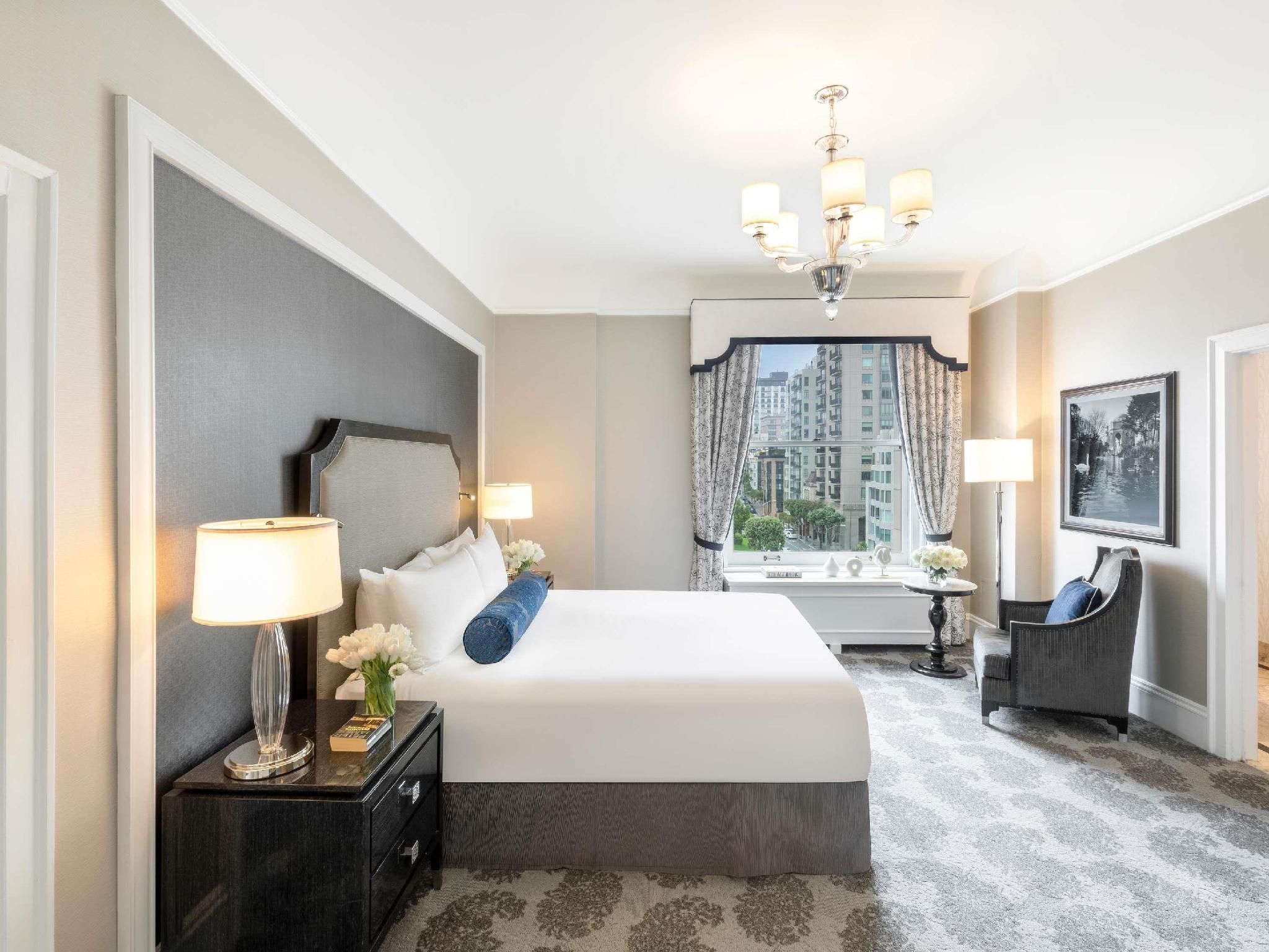 ONE BEDROOM SUITE 1 King with sofabed, Spacious suite with parlor - 753 sf, 70 sm