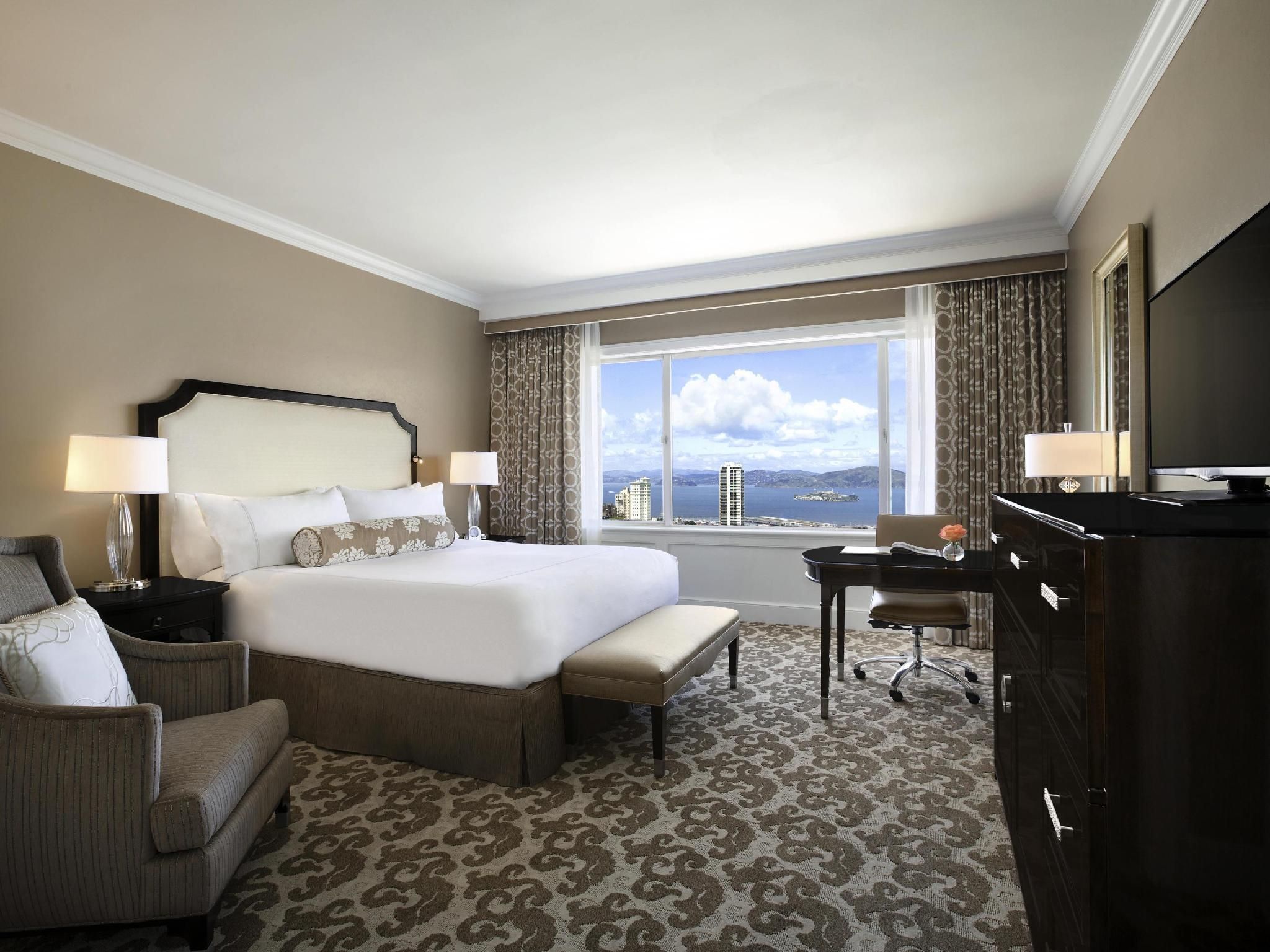 SIGNATURE BAY VIEW 1 King, Landmark views from Floors 2 to 23 - 365 sf, 34 sm