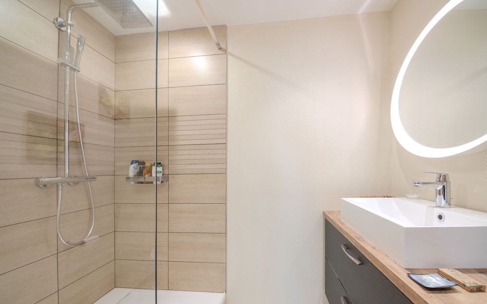 Chambres d'hôtes Au Coeur De Nancy proche gare de Nancy Superior Double Room, 1 Double Bed, Private Bathroom (Spacieuse) 13