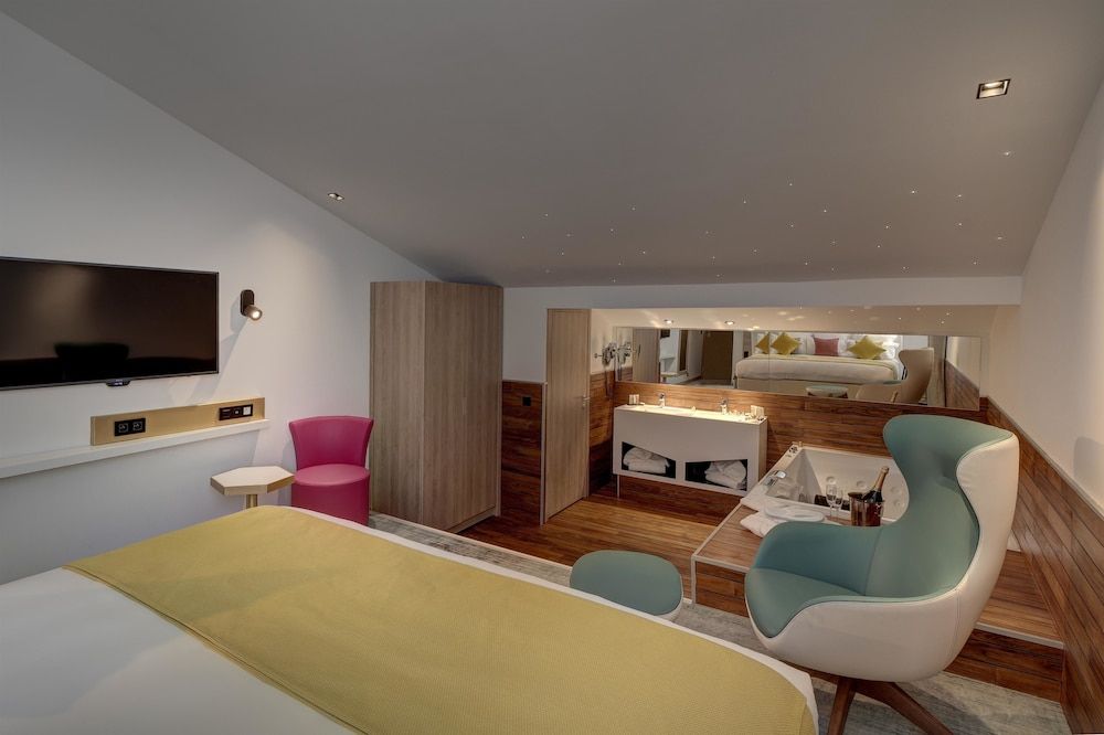 Superior Suite, 1 King Bed, Bathtub