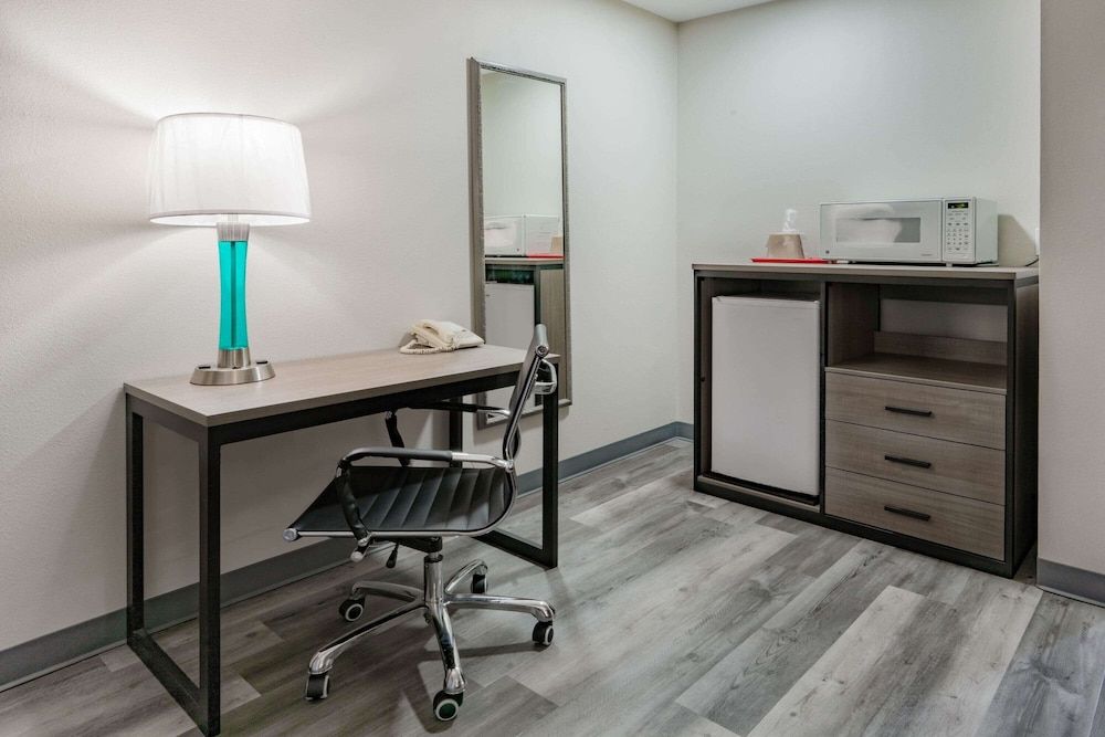 Super 8 by Wyndham Amarillo West Room, 1 Queen Bed, Non Smoking 6