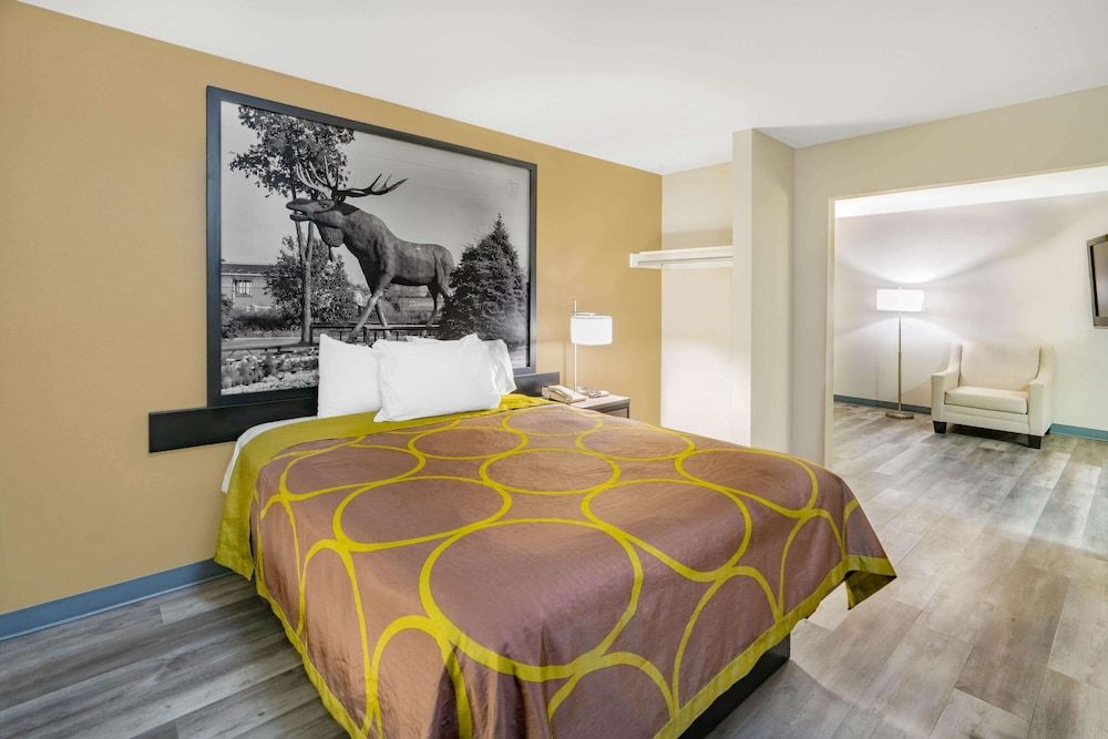 undefined Super 8 by Wyndham Amarillo West 2