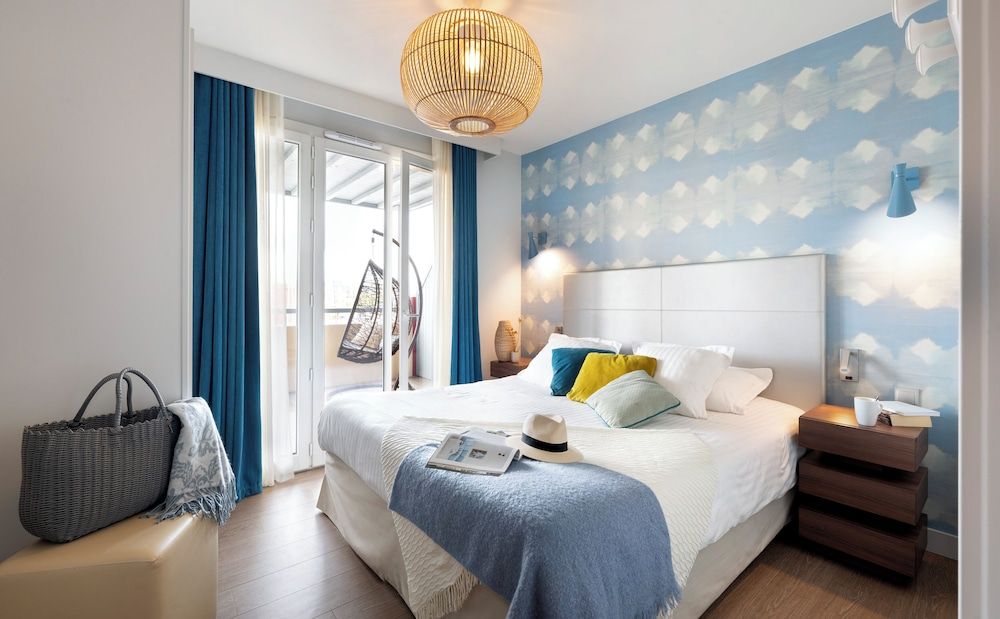 Apartment 4 people - 1 bedroom - Terrace - Port view - Harbor buildings