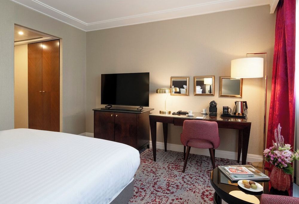 Warwick Champs-Elysées Paris Superior Room, 1 Queen Bed 5