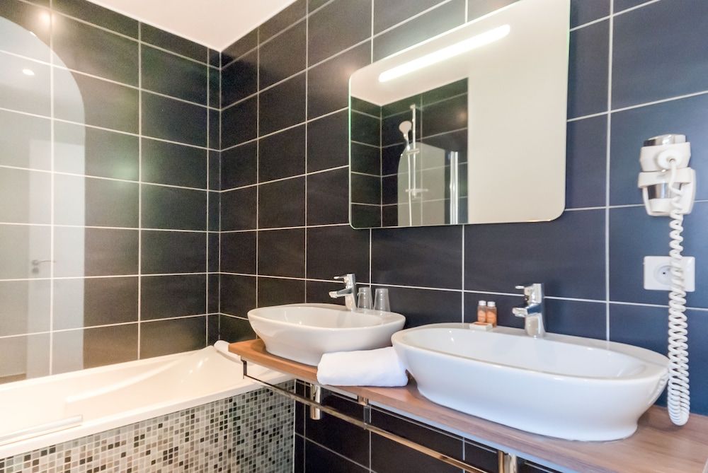 Central Hotel Premium Room (with lift) 5