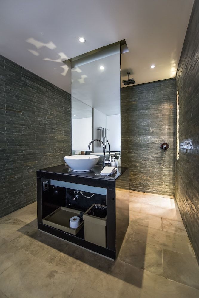 The Quay Boutique Hotel Panoramic Suite, 1 King Bed, River View 9