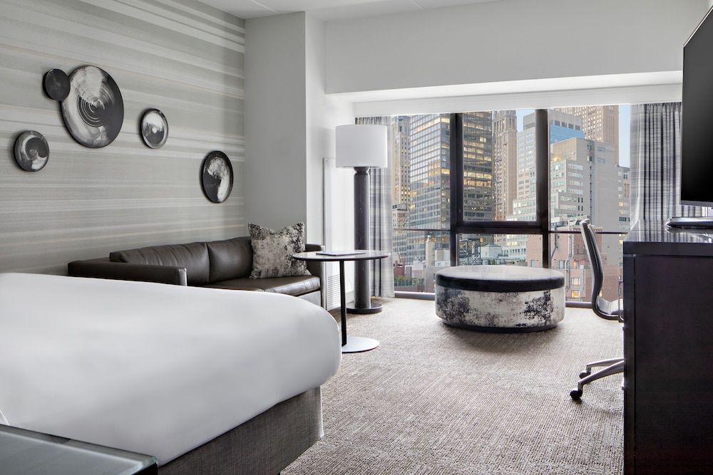 Room, 1 King Bed (Mobility/Hearing Access, Roll-in Shwr)