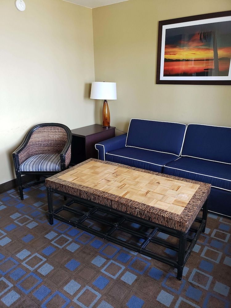 The Nautical Beachfront Resort Suite (Beach Level, 2 Queen) 8