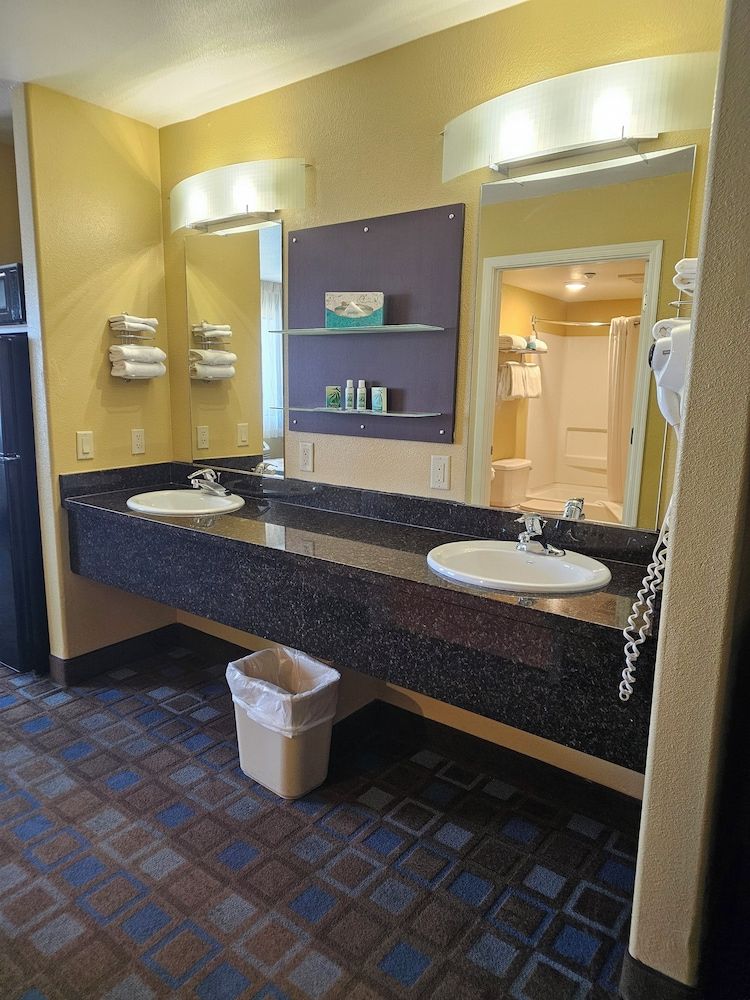 The Nautical Beachfront Resort Suite (Beach Level, 2 Queen) 4